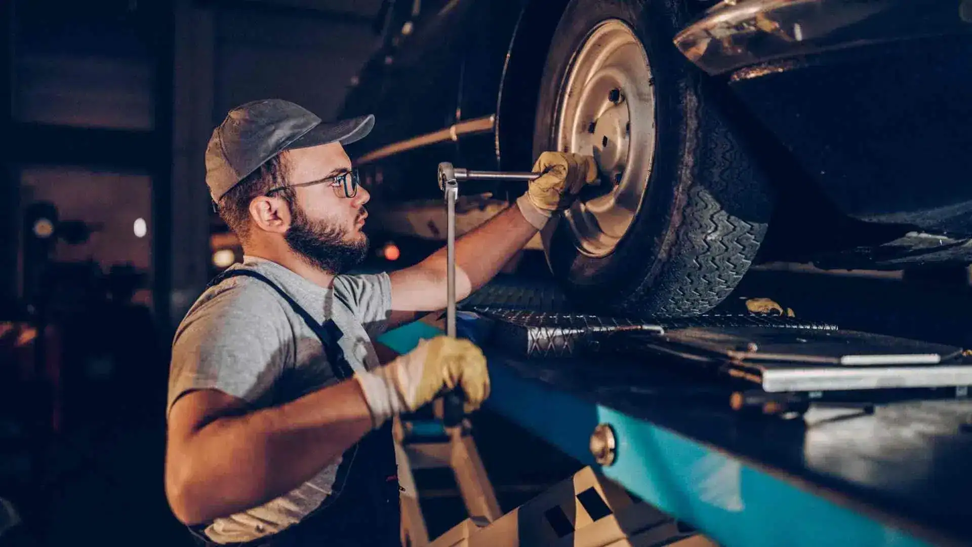 Emergency mobile tire change service available 24/7 By SMC Towing Group