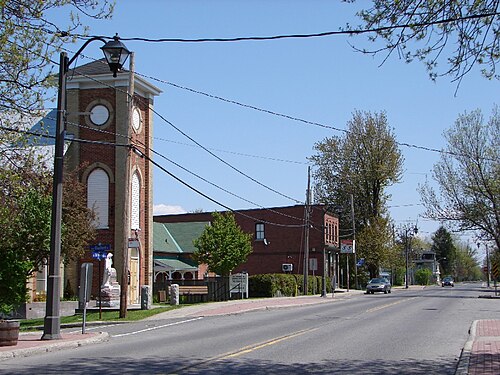 Old Montreal Road in Cumberland Village